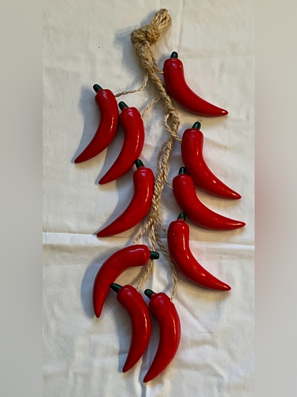 Red Hanging Chili Pepper Decor Strand - Vibrant Kitchen Accent